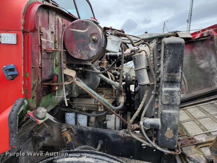 image for item DL6500 1985 International 2275  truck cab and chassis