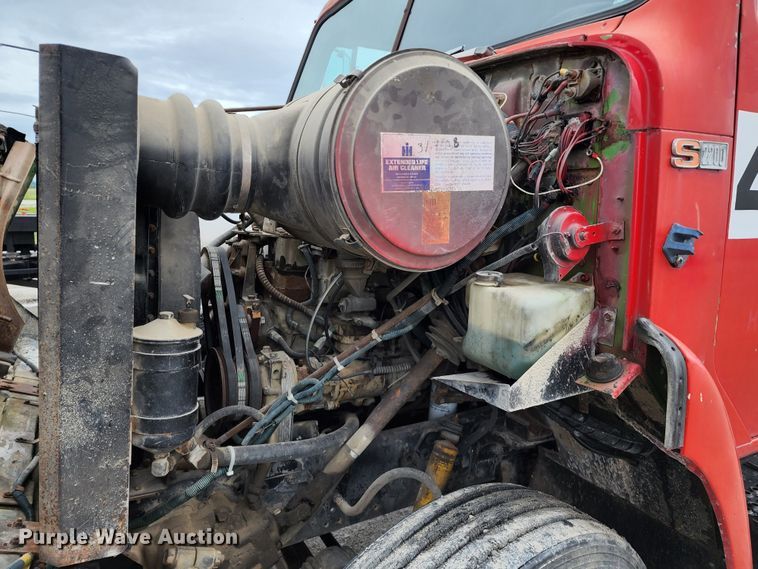 image for item DL6500 1985 International 2275  truck cab and chassis