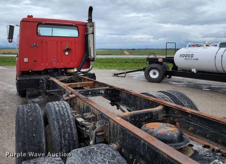 image for item DL6500 1985 International 2275  truck cab and chassis