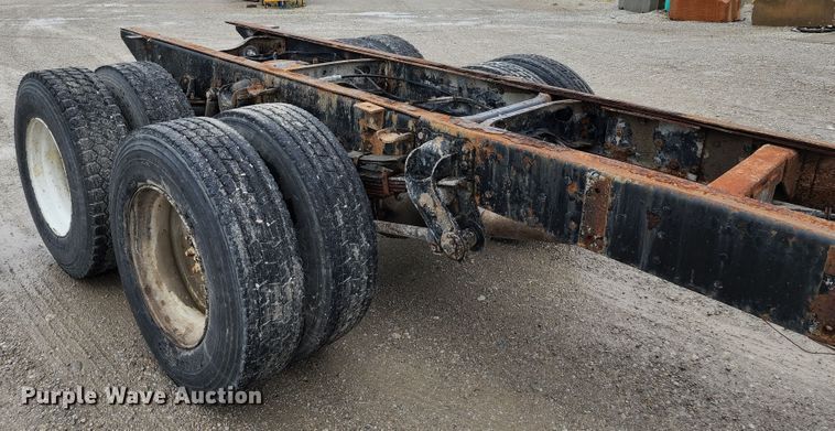 image for item DL6500 1985 International 2275  truck cab and chassis