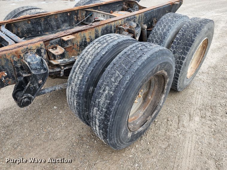 image for item DL6500 1985 International 2275  truck cab and chassis