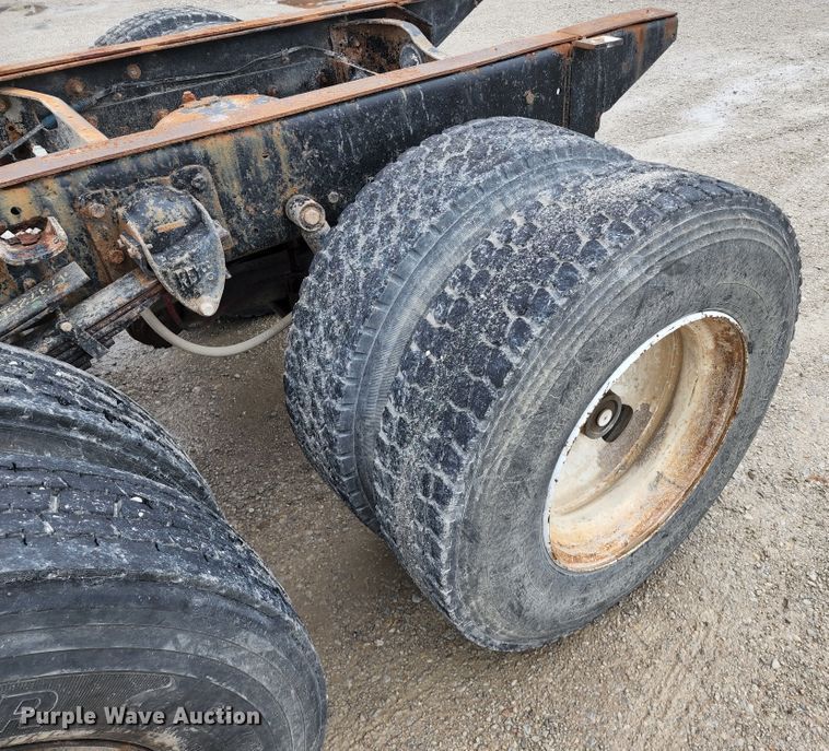 image for item DL6500 1985 International 2275  truck cab and chassis