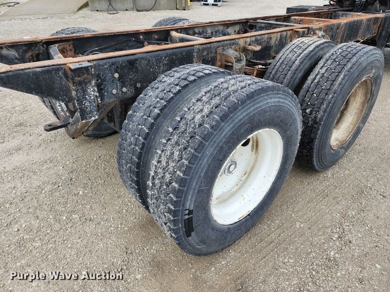 image for item DL6500 1985 International 2275  truck cab and chassis