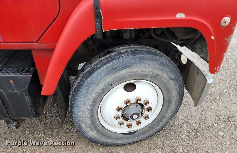 image for item DL6500 1985 International 2275  truck cab and chassis