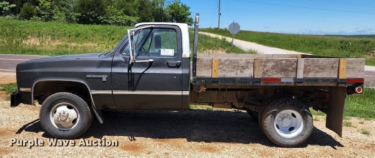image for item DL6522 1985 Chevrolet K10  flatbed pickup truck