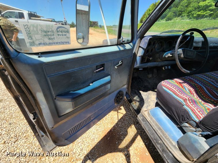 image for item DL6522 1985 Chevrolet K10  flatbed pickup truck