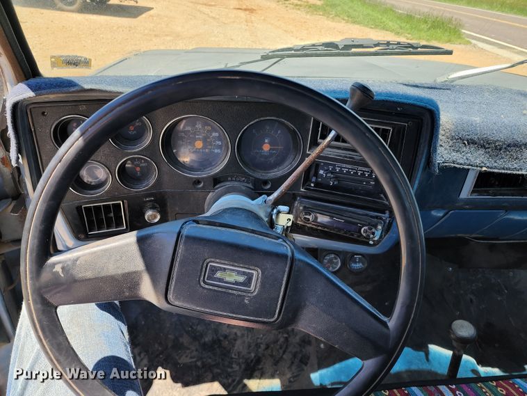 image for item DL6522 1985 Chevrolet K10  flatbed pickup truck