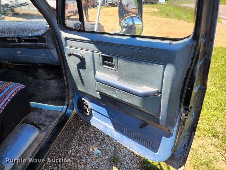 image for item DL6522 1985 Chevrolet K10  flatbed pickup truck