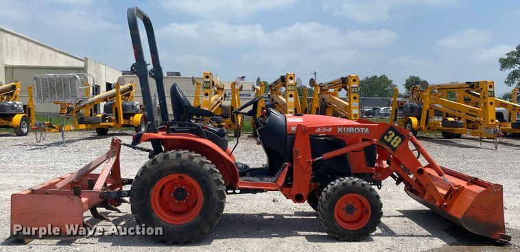 image for item DM4095 Kubota B2601HSD  MFWD tractor