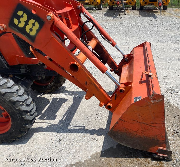 image for item DM4095 Kubota B2601HSD  MFWD tractor