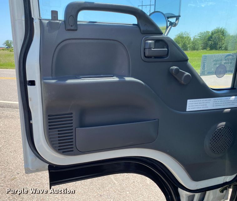 image for item DM4125 2005 Isuzu NPR  box truck