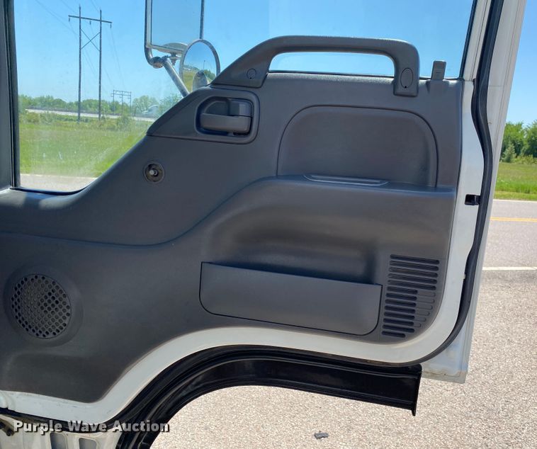 image for item DM4125 2005 Isuzu NPR  box truck