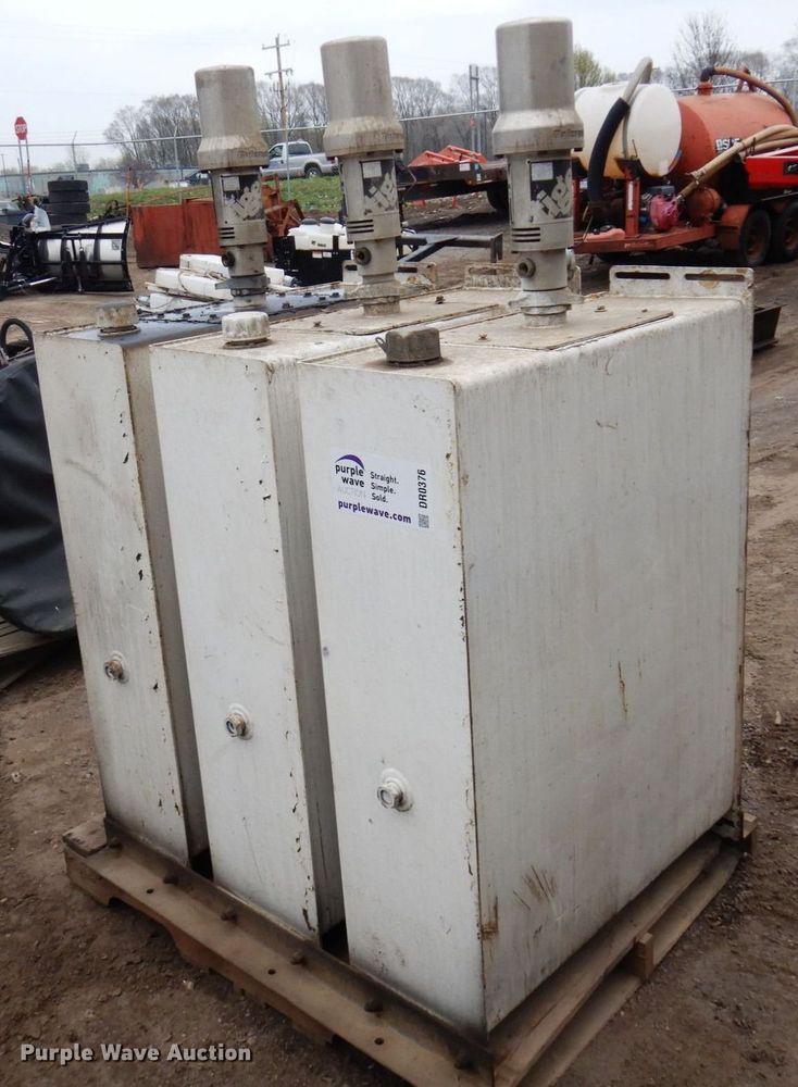 image for item DR0376 (3) Tiger 500 hydraulic tanks