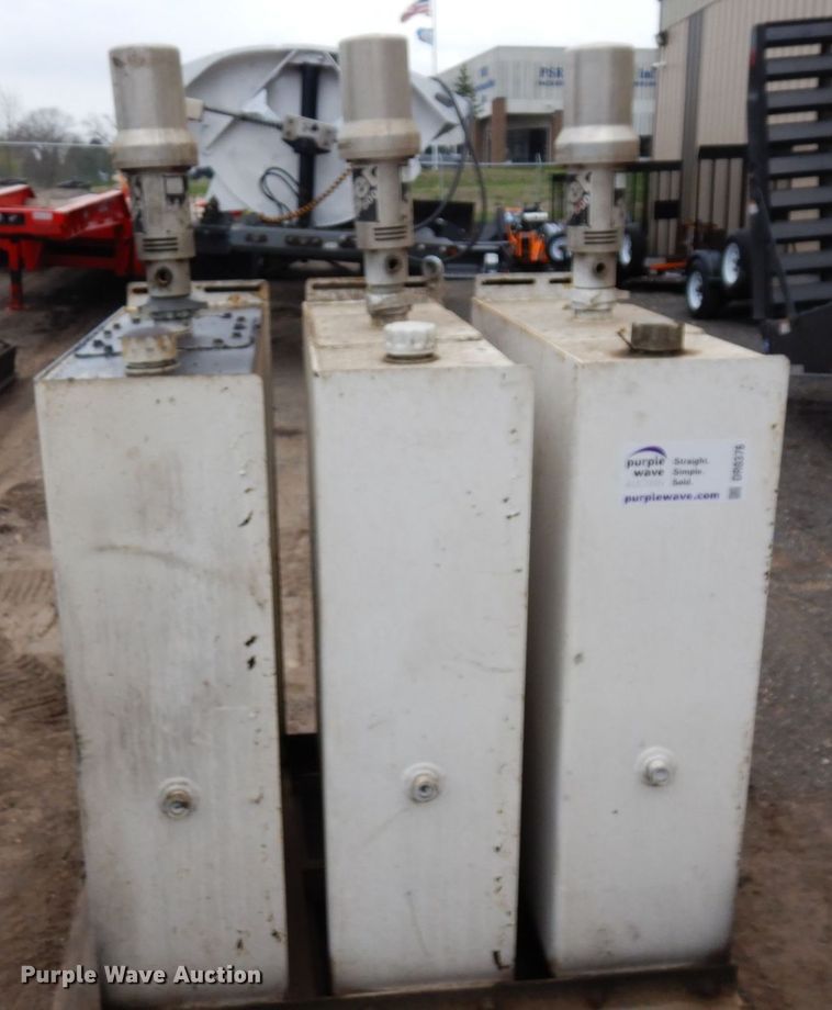 image for item DR0376 (3) Tiger 500 hydraulic tanks