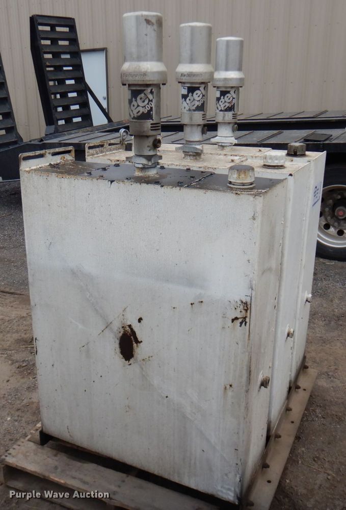 image for item DR0376 (3) Tiger 500 hydraulic tanks