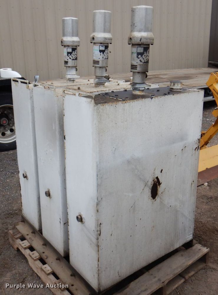 image for item DR0376 (3) Tiger 500 hydraulic tanks