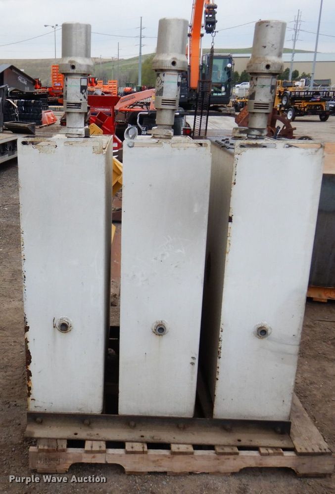 image for item DR0376 (3) Tiger 500 hydraulic tanks