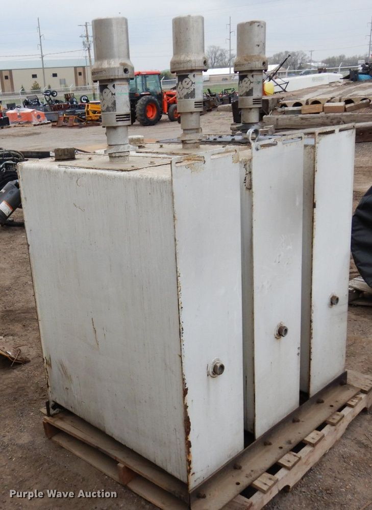 image for item DR0376 (3) Tiger 500 hydraulic tanks