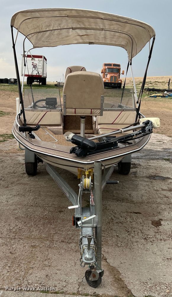 image for item DR1359 1984 Bayliner  boat