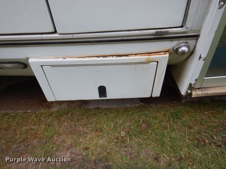 image for item DS8032 2006 Ford E450 ElDorado  shuttle bus