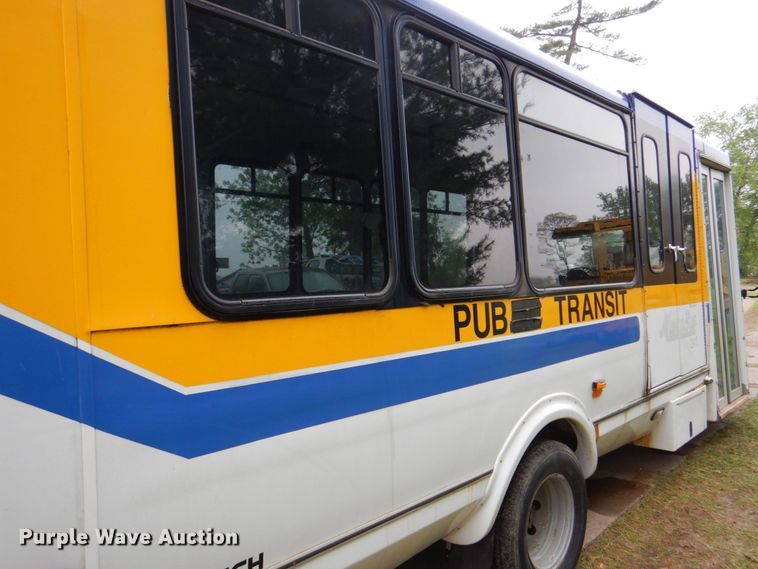 image for item DS8032 2006 Ford E450 ElDorado  shuttle bus