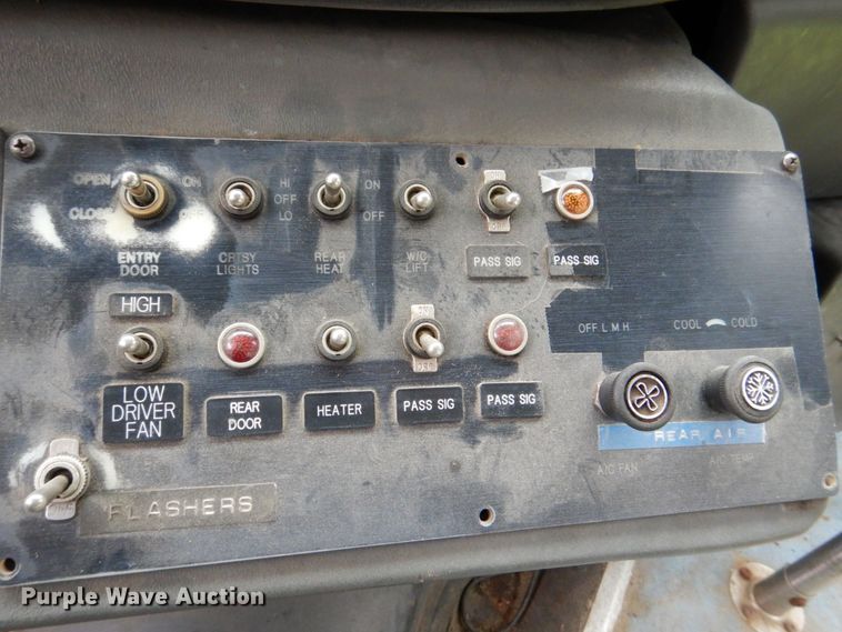 image for item DS8032 2006 Ford E450 ElDorado  shuttle bus