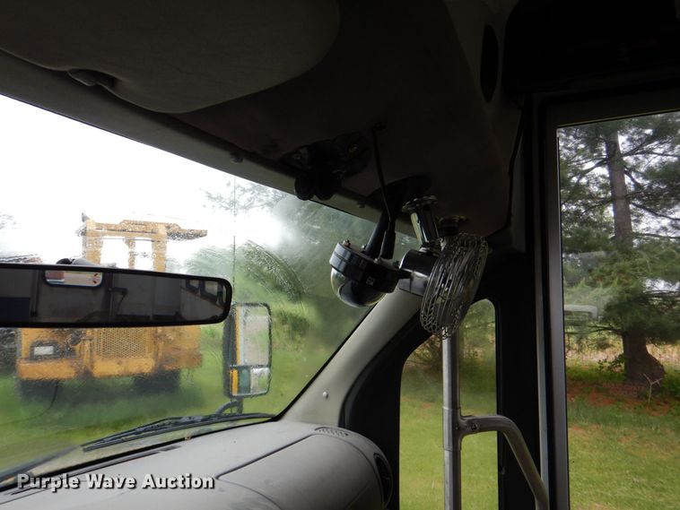 image for item DS8032 2006 Ford E450 ElDorado  shuttle bus