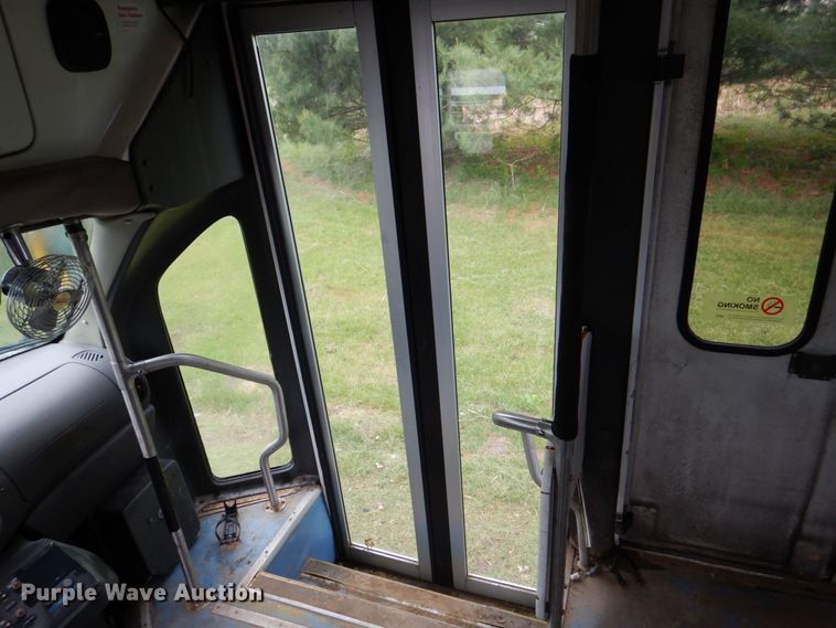 image for item DS8032 2006 Ford E450 ElDorado  shuttle bus