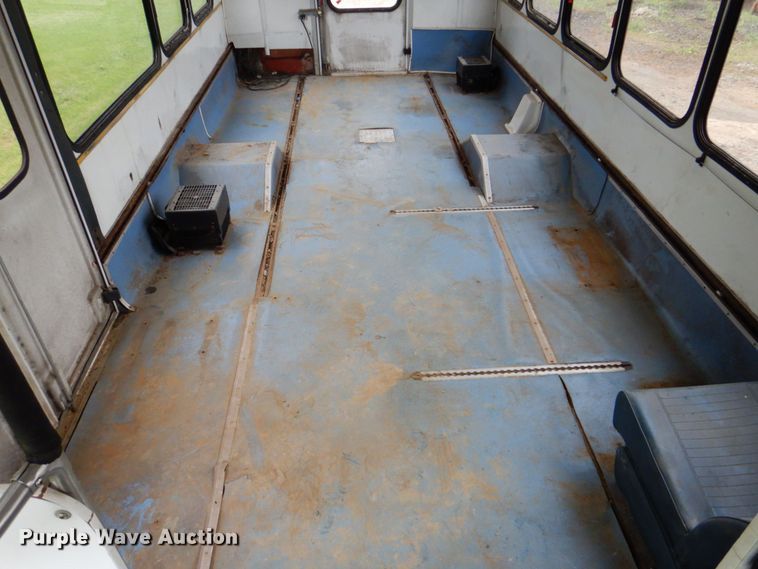 image for item DS8032 2006 Ford E450 ElDorado  shuttle bus