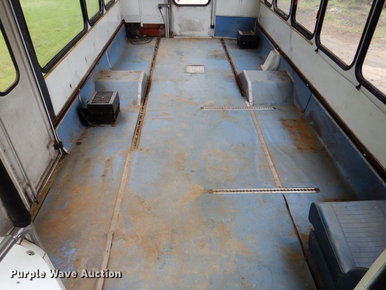 image for item DS8032 2006 Ford E450 ElDorado  shuttle bus