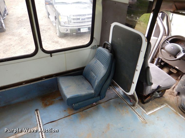image for item DS8032 2006 Ford E450 ElDorado  shuttle bus