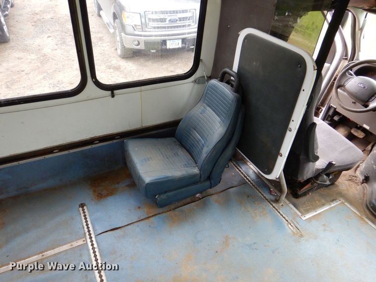 image for item DS8032 2006 Ford E450 ElDorado  shuttle bus