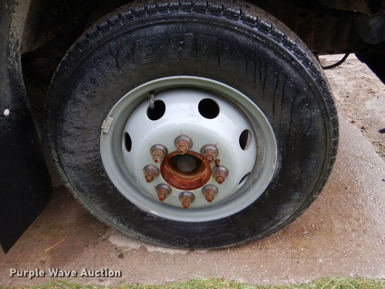 image for item DS8032 2006 Ford E450 ElDorado  shuttle bus