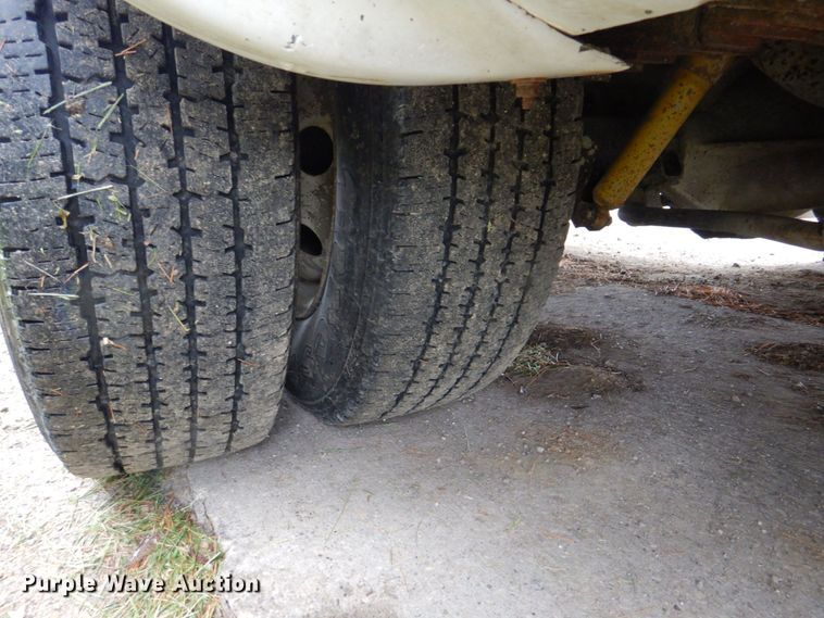 image for item DS8032 2006 Ford E450 ElDorado  shuttle bus