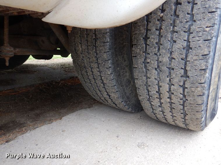 image for item DS8032 2006 Ford E450 ElDorado  shuttle bus