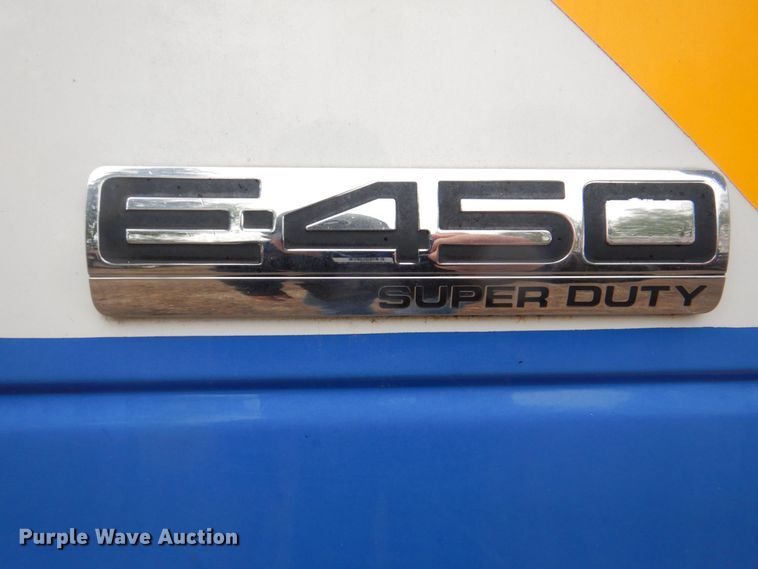 image for item DS8032 2006 Ford E450 ElDorado  shuttle bus