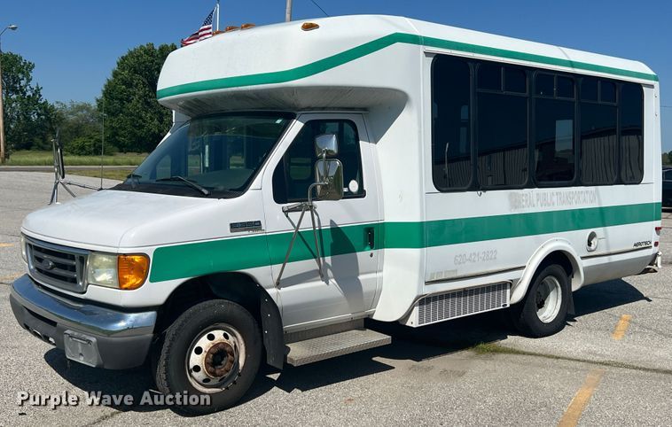 image for item HL9024 2006 Ford E350 Super Duty  shuttle bus