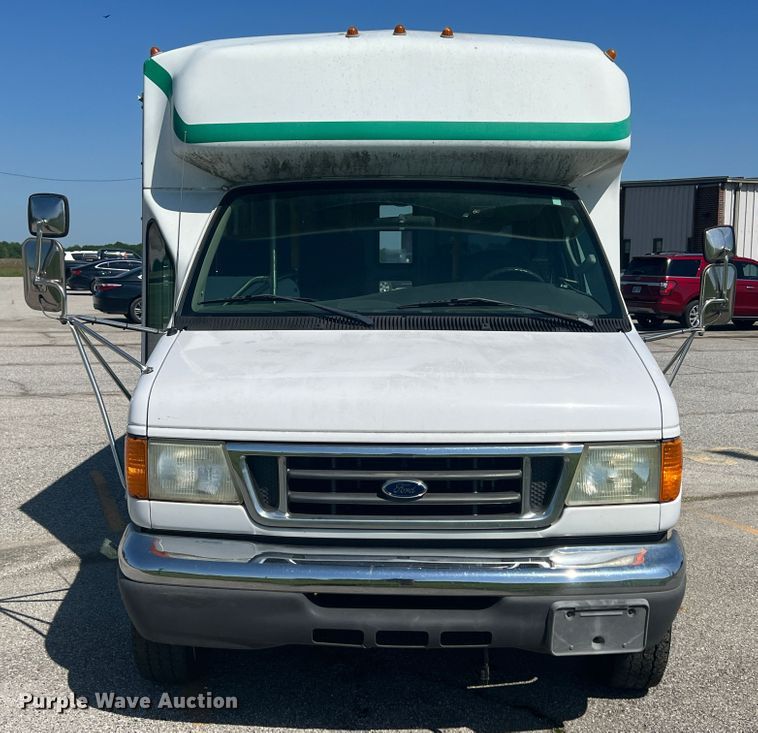 image for item HL9024 2006 Ford E350 Super Duty  shuttle bus
