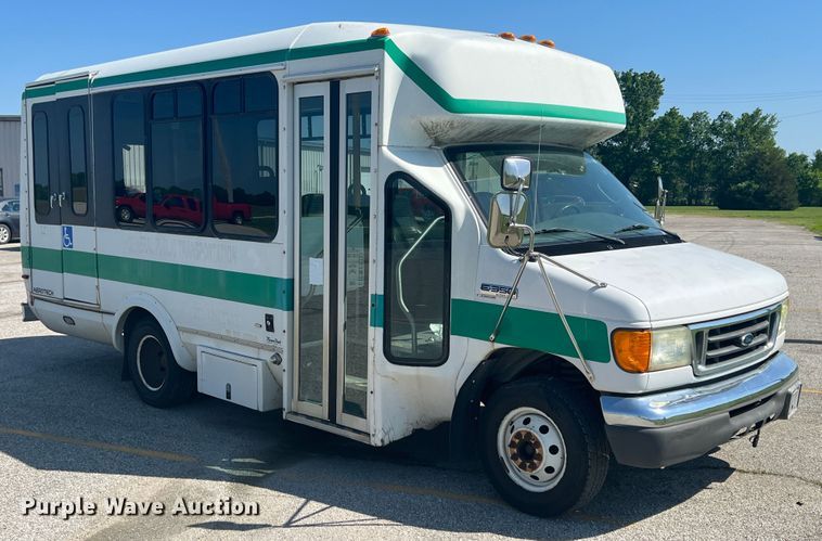 image for item HL9024 2006 Ford E350 Super Duty  shuttle bus