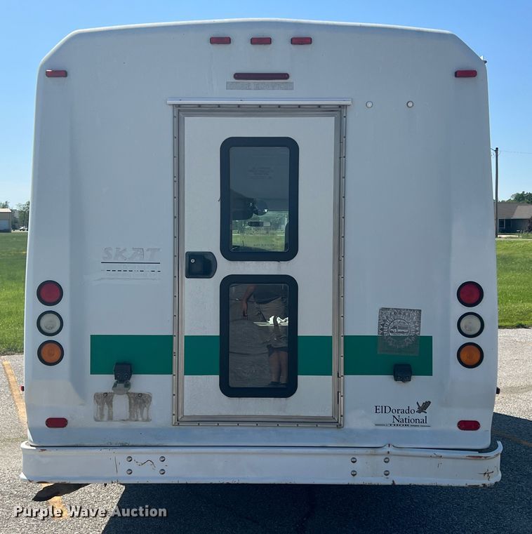 image for item HL9024 2006 Ford E350 Super Duty  shuttle bus