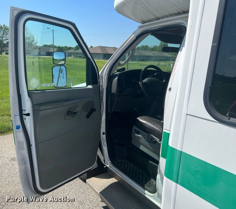 image for item HL9024 2006 Ford E350 Super Duty  shuttle bus