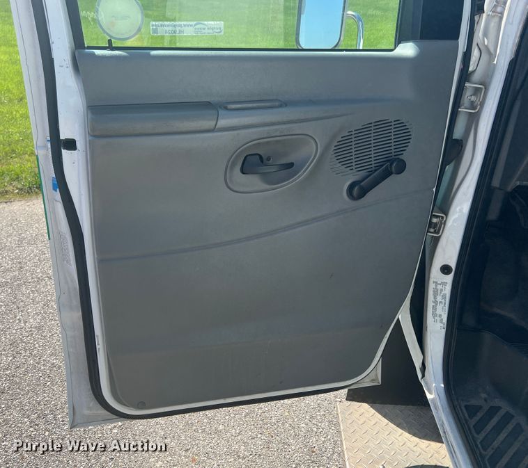 image for item HL9024 2006 Ford E350 Super Duty  shuttle bus