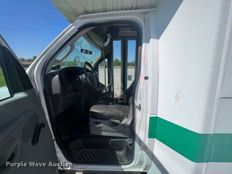 image for item HL9024 2006 Ford E350 Super Duty  shuttle bus