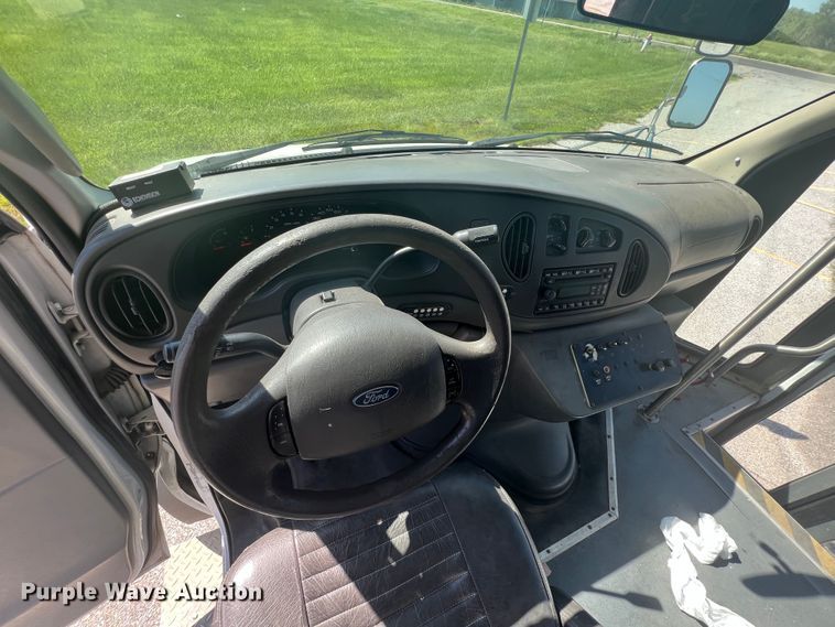 image for item HL9024 2006 Ford E350 Super Duty  shuttle bus