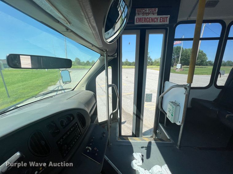 image for item HL9024 2006 Ford E350 Super Duty  shuttle bus