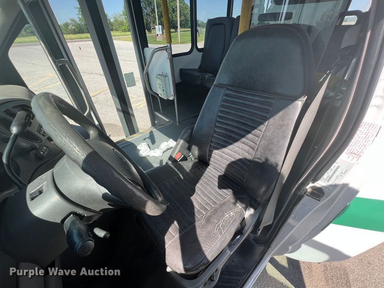 image for item HL9024 2006 Ford E350 Super Duty  shuttle bus