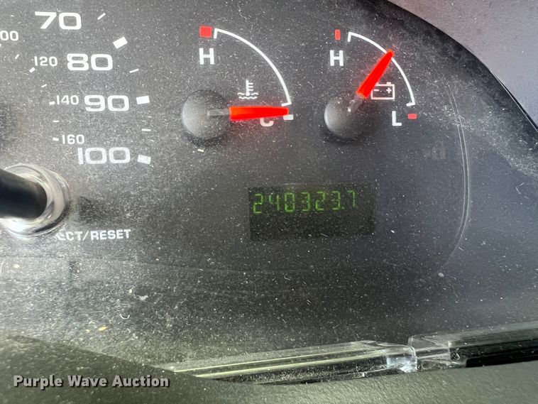 image for item HL9024 2006 Ford E350 Super Duty  shuttle bus