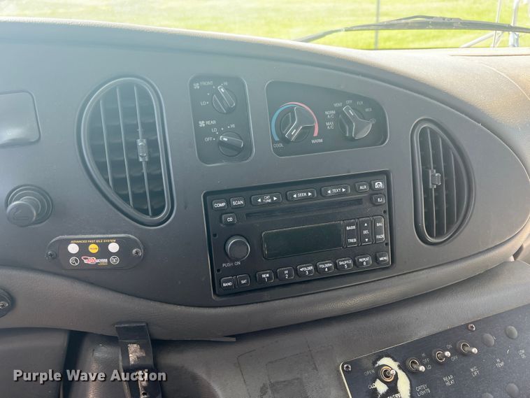 image for item HL9024 2006 Ford E350 Super Duty  shuttle bus