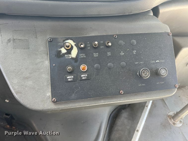 image for item HL9024 2006 Ford E350 Super Duty  shuttle bus