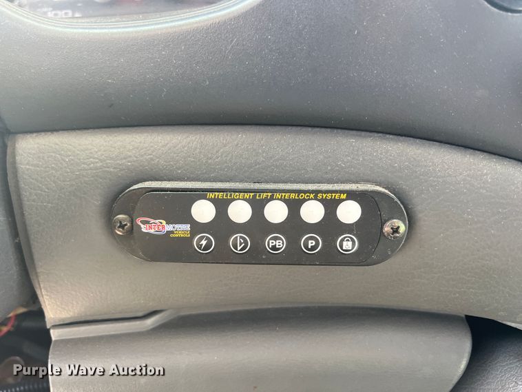 image for item HL9024 2006 Ford E350 Super Duty  shuttle bus